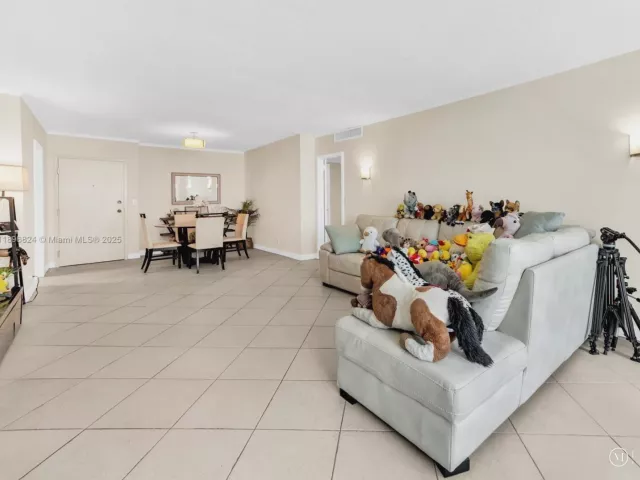 2-bedroom condo for sale in Hallandale Beach -  - MondialRealty