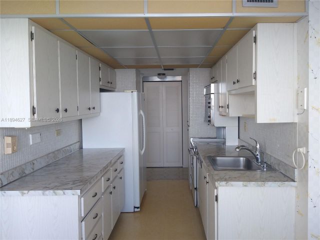 Apartment for sale  Unit #2002 - photo 7428068