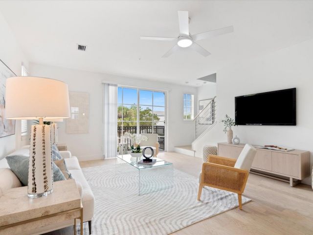 Home for rent at 47 NW 4th Avenue 47 - photo 6665072