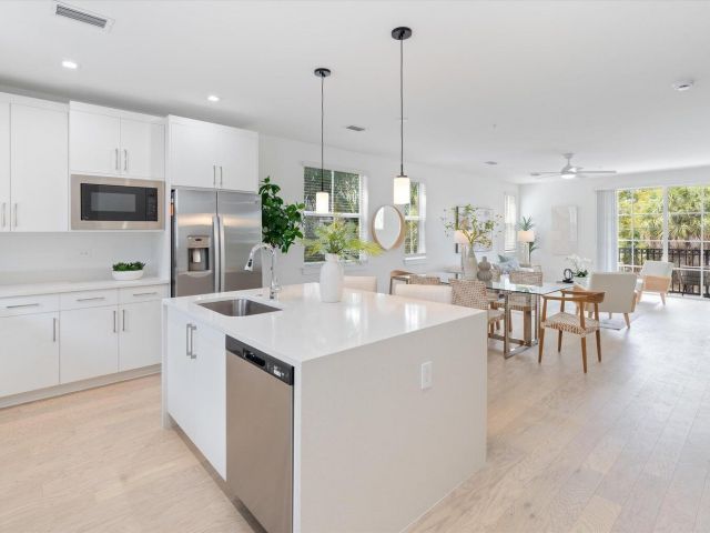 Home for rent at 47 NW 4th Avenue 47 - photo 6665074