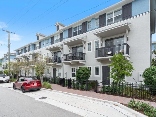 Home for rent at 47 NW 4th Avenue 47 - photo 6665076