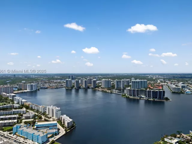 4-bedroom condo for sale in Sunny Isles Beach - 18555 Collins Ave PH-1 - MondialRealty
