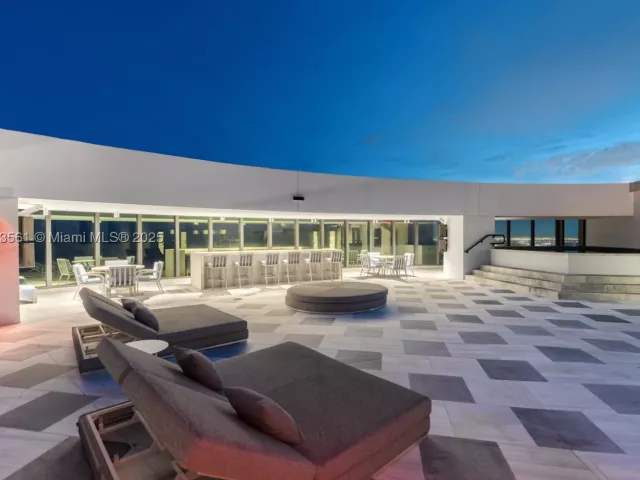 4-bedroom condo for sale in Sunny Isles Beach - 18555 Collins Ave PH-1 - MondialRealty