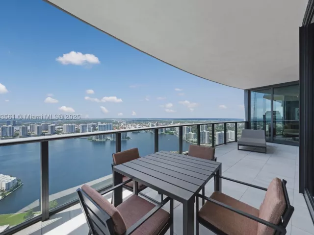 4-bedroom condo for sale in Sunny Isles Beach - 18555 Collins Ave PH-1 - MondialRealty