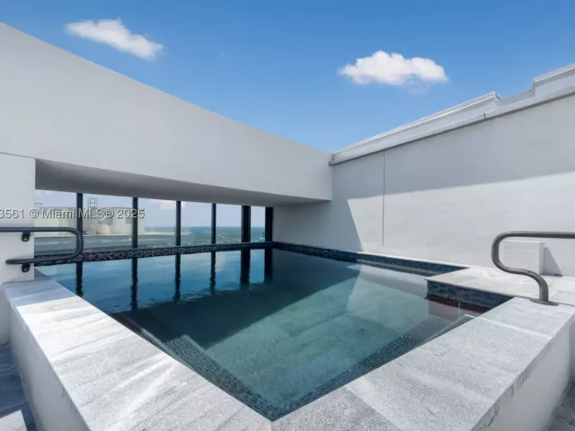 4-bedroom condo for sale in Sunny Isles Beach - 18555 Collins Ave PH-1 - MondialRealty