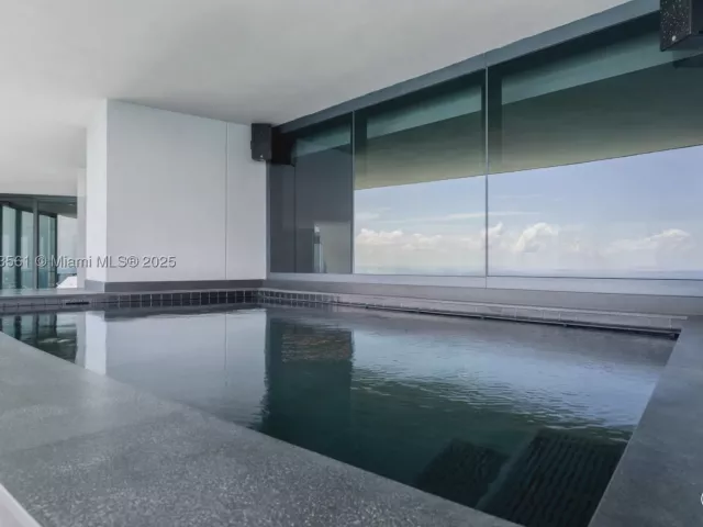 4-bedroom condo for sale in Sunny Isles Beach - 18555 Collins Ave PH-1 - MondialRealty