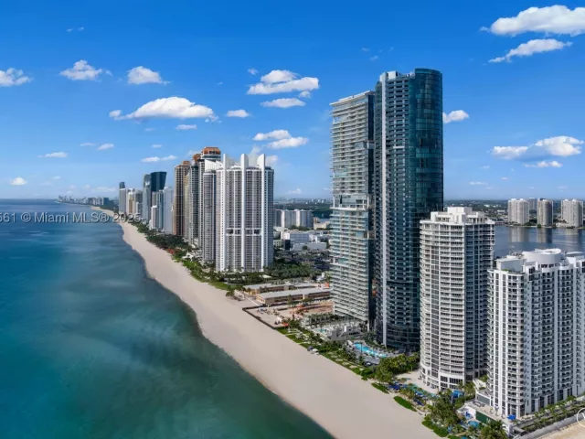 4-bedroom condo for sale in Sunny Isles Beach - 18555 Collins Ave PH-1 - MondialRealty