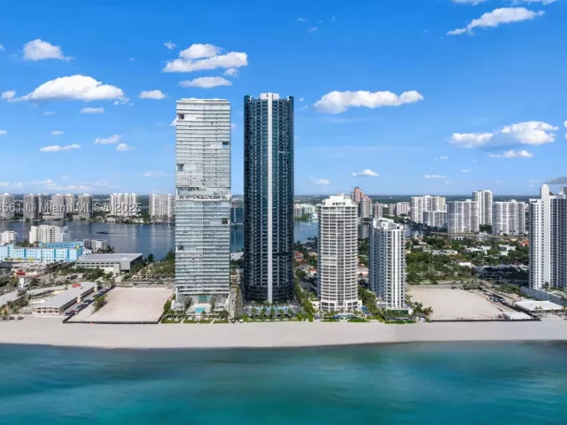 4-bedroom condo for sale in Sunny Isles Beach - 18555 Collins Ave PH-1 - MondialRealty