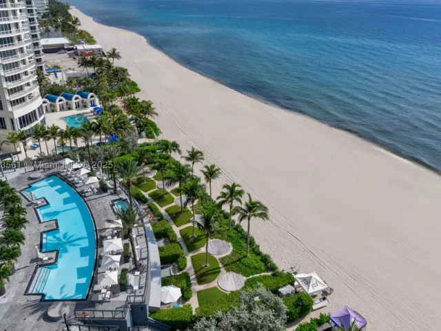 4-bedroom condo for sale in Sunny Isles Beach - 18555 Collins Ave PH-1 - MondialRealty