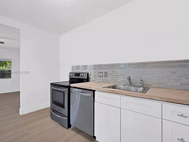 3-bedroom home for sale in Fort Lauderdale - 1127 NW 2nd Ave - MondialRealty