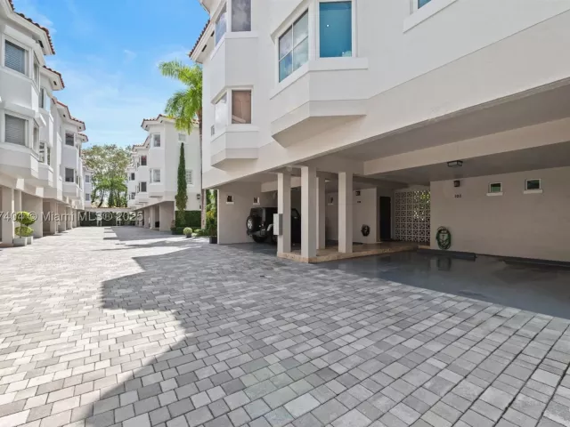 3-bedroom home for sale in Coral Gables - 261 Navarre Ave A-3 - MondialRealty