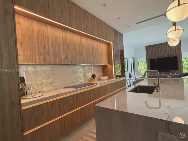 5-bedroom home for sale in Coral Gables - 1515 Urbino - MondialRealty