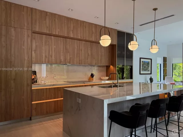 5-bedroom home for sale in Coral Gables - 1515 Urbino - MondialRealty