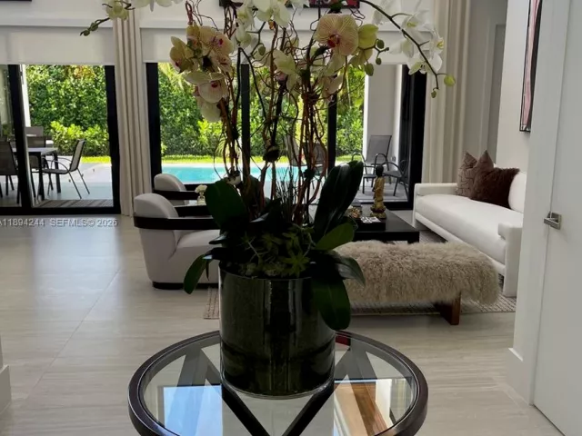 5-bedroom home for sale in Coral Gables - 1515 Urbino - MondialRealty