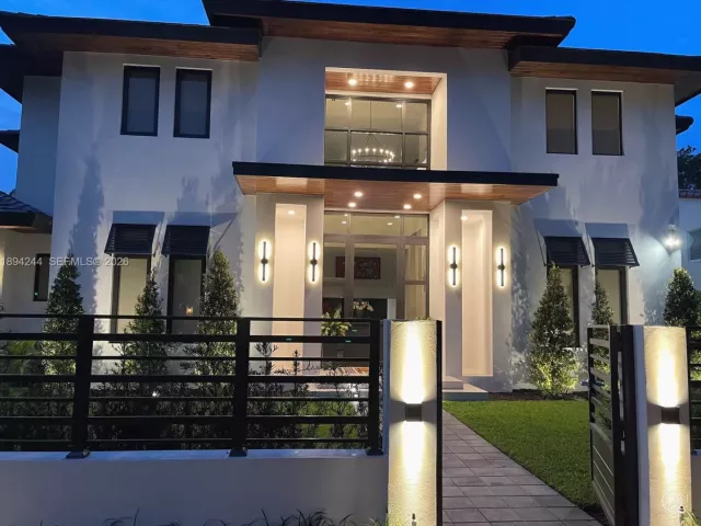 5-bedroom home for sale in Coral Gables - 1515 Urbino - MondialRealty