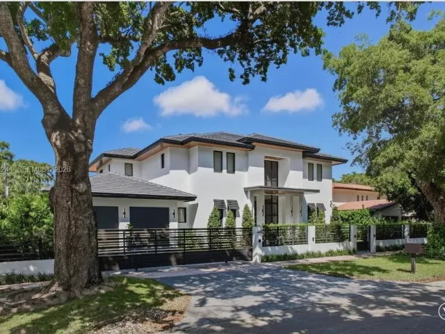 5-bedroom home for sale in Coral Gables - 1515 Urbino - MondialRealty