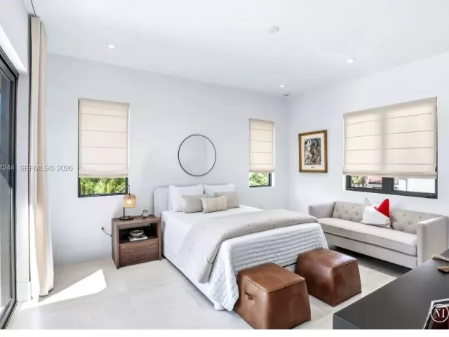 5-bedroom home for sale in Coral Gables - 1515 Urbino - MondialRealty