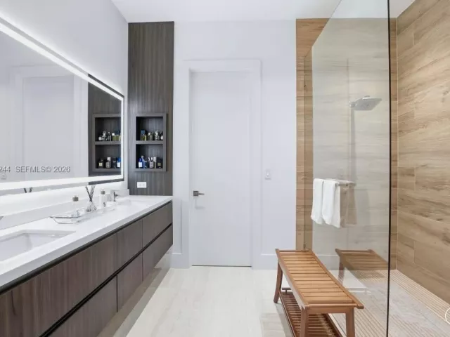 5-bedroom home for sale in Coral Gables - 1515 Urbino - MondialRealty