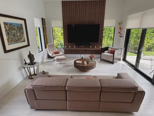 5-bedroom home for sale in Coral Gables - 1515 Urbino - MondialRealty