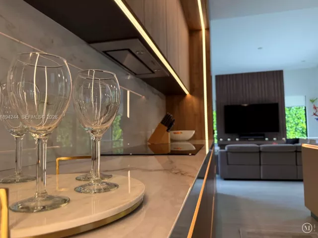 5-bedroom home for sale in Coral Gables - 1515 Urbino - MondialRealty