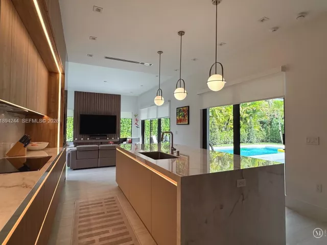 5-bedroom home for sale in Coral Gables - 1515 Urbino - MondialRealty