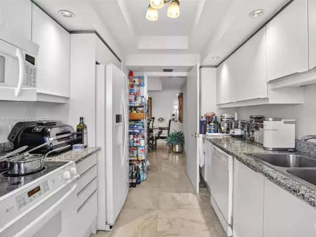 2-bedroom condo for sale in Aventura - 7000 Island Blvd 903 - MondialRealty