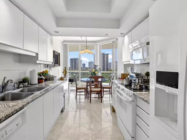 2-bedroom condo for sale in Aventura - 7000 Island Blvd 903 - MondialRealty