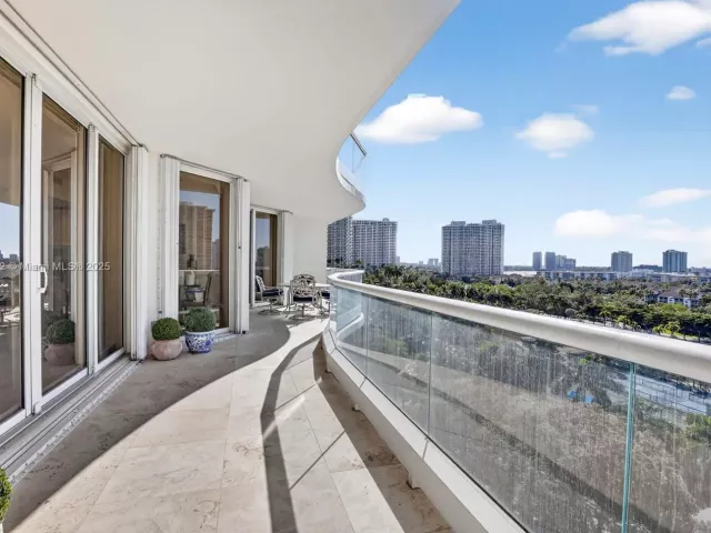 2-bedroom condo for sale in Aventura - 7000 Island Blvd 903 - MondialRealty