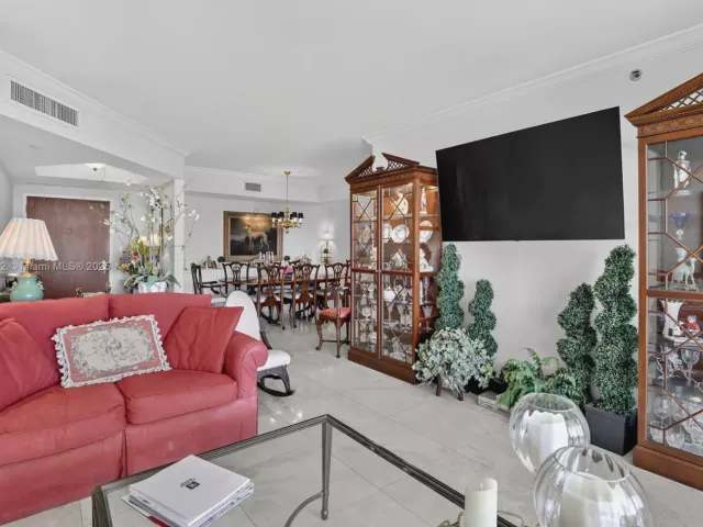 2-bedroom condo for sale in Aventura - 7000 Island Blvd 903 - MondialRealty