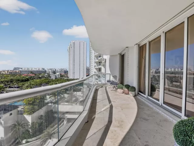 2-bedroom condo for sale in Aventura - 7000 Island Blvd 903 - MondialRealty