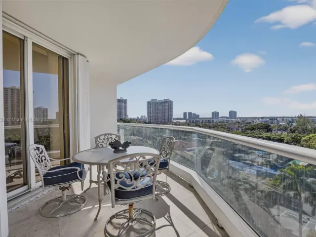 2-bedroom condo for sale in Aventura - 7000 Island Blvd 903 - MondialRealty