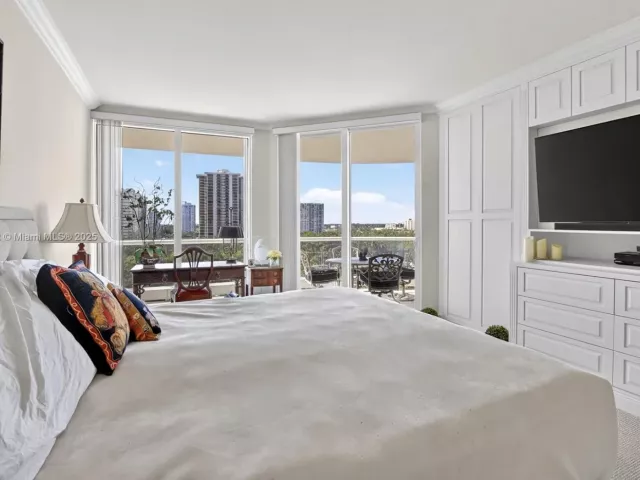 2-bedroom condo for sale in Aventura - 7000 Island Blvd 903 - MondialRealty