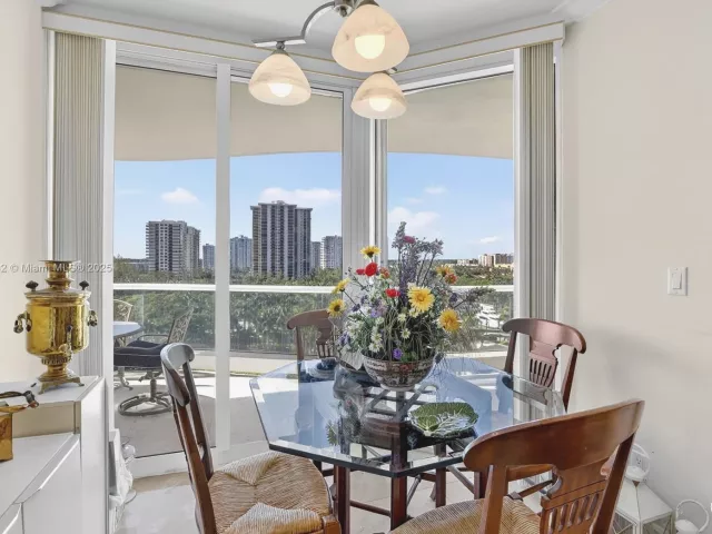 2-bedroom condo for sale in Aventura - 7000 Island Blvd 903 - MondialRealty