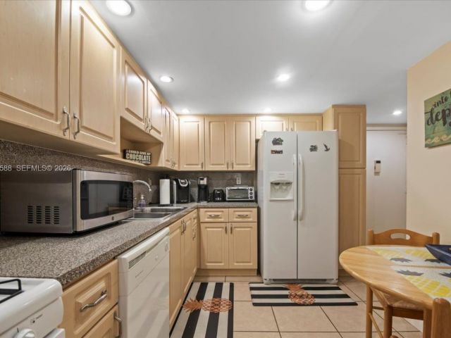 1-bedroom condo for rent in Hallandale Beach - 3140 S Ocean Dr 207 - MondialRealty