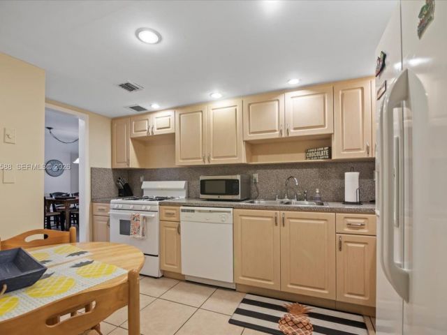 1-bedroom condo for rent in Hallandale Beach - 3140 S Ocean Dr 207 - MondialRealty