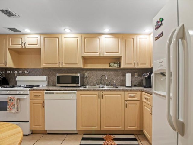 1-bedroom condo for rent in Hallandale Beach - 3140 S Ocean Dr 207 - MondialRealty