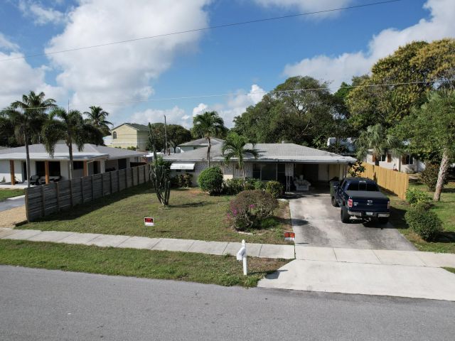 Home for sale at 910 SE 3rd Avenue - photo 6669235