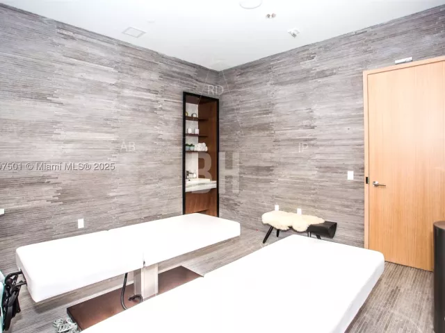 2-bedroom condo for sale in Miami - 55 SW 9th ST 3006 - MondialRealty