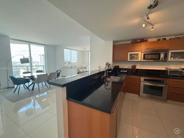 2-bedroom condo for sale in Miami - 244 Biscayne Blvd 3708 - MondialRealty
