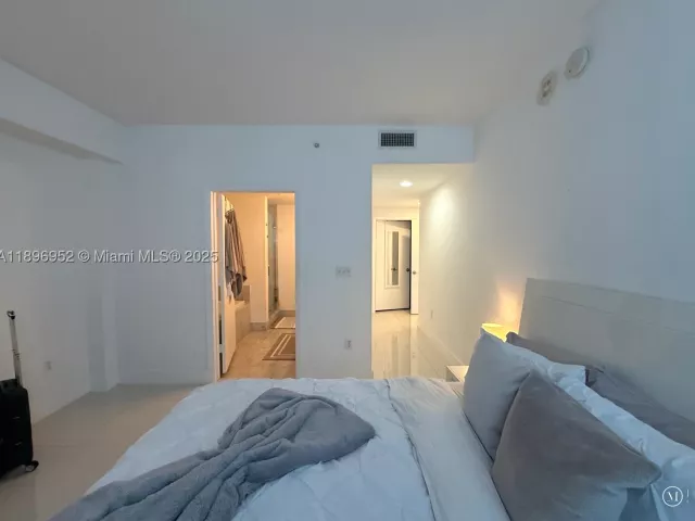 2-bedroom condo for sale in Miami - 244 Biscayne Blvd 3708 - MondialRealty