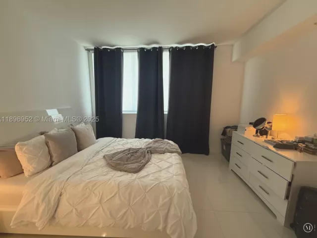 2-bedroom condo for sale in Miami - 244 Biscayne Blvd 3708 - MondialRealty