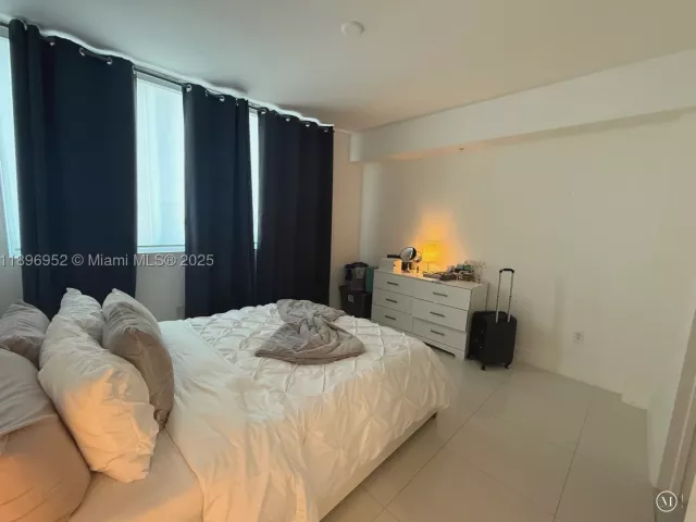 2-bedroom condo for sale in Miami - 244 Biscayne Blvd 3708 - MondialRealty