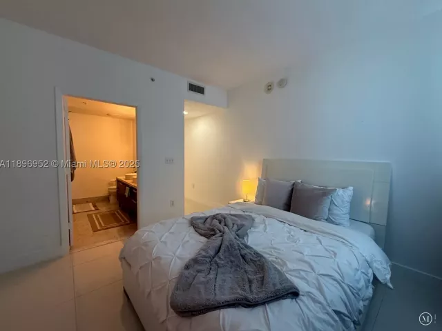 2-bedroom condo for sale in Miami - 244 Biscayne Blvd 3708 - MondialRealty