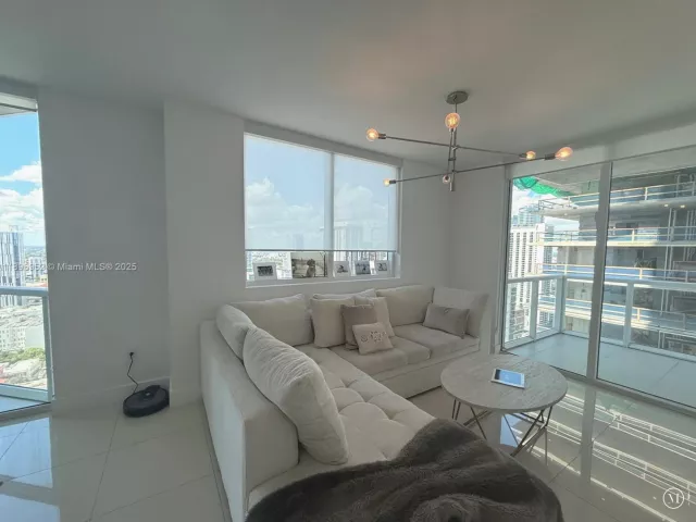 2-bedroom condo for sale in Miami - 244 Biscayne Blvd 3708 - MondialRealty