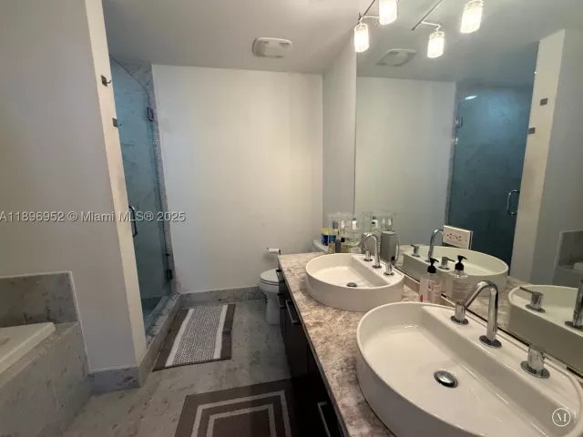 2-bedroom condo for sale in Miami - 244 Biscayne Blvd 3708 - MondialRealty