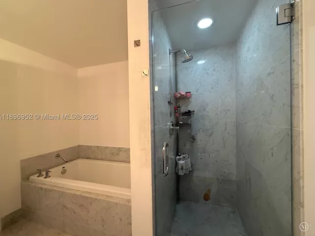 2-bedroom condo for sale in Miami - 244 Biscayne Blvd 3708 - MondialRealty