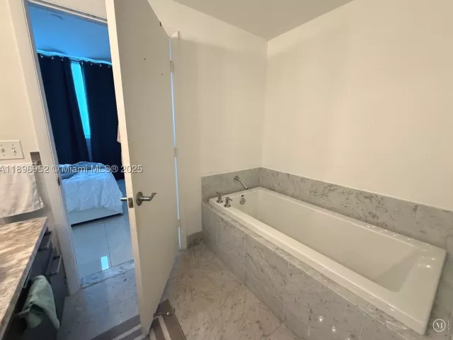 2-bedroom condo for sale in Miami - 244 Biscayne Blvd 3708 - MondialRealty