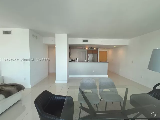 2-bedroom condo for sale in Miami - 244 Biscayne Blvd 3708 - MondialRealty