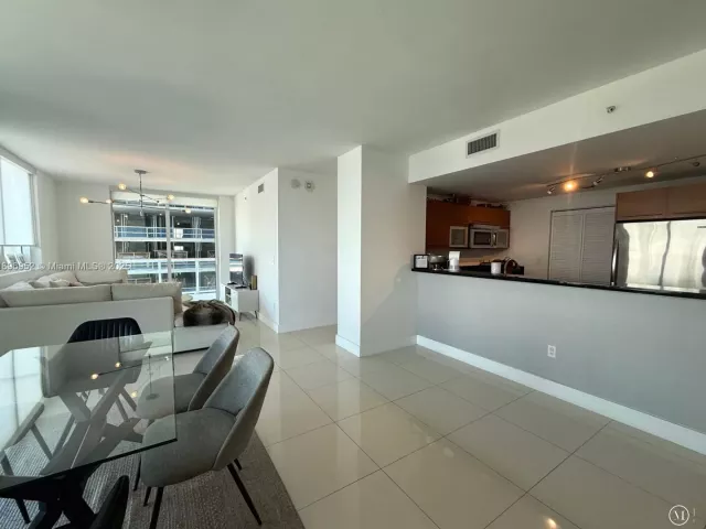 2-bedroom condo for sale in Miami - 244 Biscayne Blvd 3708 - MondialRealty