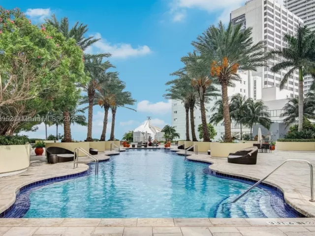 2-bedroom condo for sale in Miami - 244 Biscayne Blvd 3708 - MondialRealty